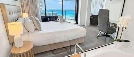 2 soverom, skrivebord, strykejern/-brett og reiseseng for barn