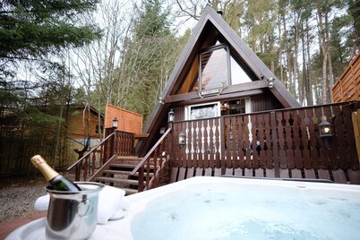 Wolf Lodge - a lodge that sleeps 4 guests in 2 bedrooms