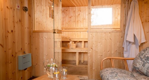 Salmon Run Lodge -  a lodge that sleeps 6 guests  in 3 bedrooms