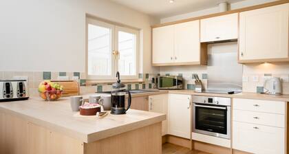 Salmon Run Lodge - a lodge that sleeps 6 guests in 3 bedrooms