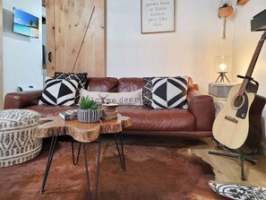 Smart TV, chimenea, libros y estéreo