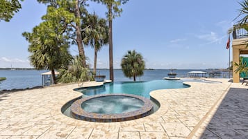 Piscine extérieure, piscine chauffée