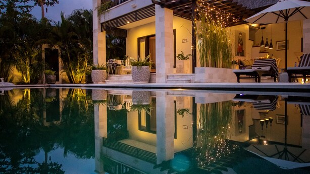 A modern house with a pool, a balcony, and outdoor seating. - Villa Lumi with Private Pool - 3BR (Pecatu)