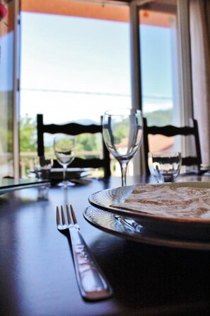 Dining - Stay in an Idyllic Setting with Mountain Views in Gerde (Gerde)