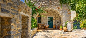 Zeus House Country Home with Mountain View, 2 Private Terraces & Wi-Fi