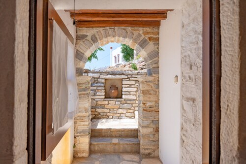 Ferienhaus "Zeus House" mit Bergblick, 2 privaten Terrassen und WLAN