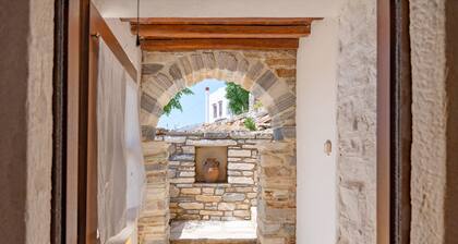 Ferienhaus "Zeus House" mit Bergblick, 2 privaten Terrassen und WLAN