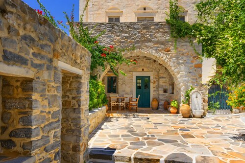 Zeus House Country Home with Mountain View, 2 Private Terraces & Wi-Fi