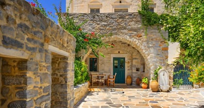 Ferienhaus „Zeus House“ mit Bergblick, 2 privaten Terrassen & WLAN