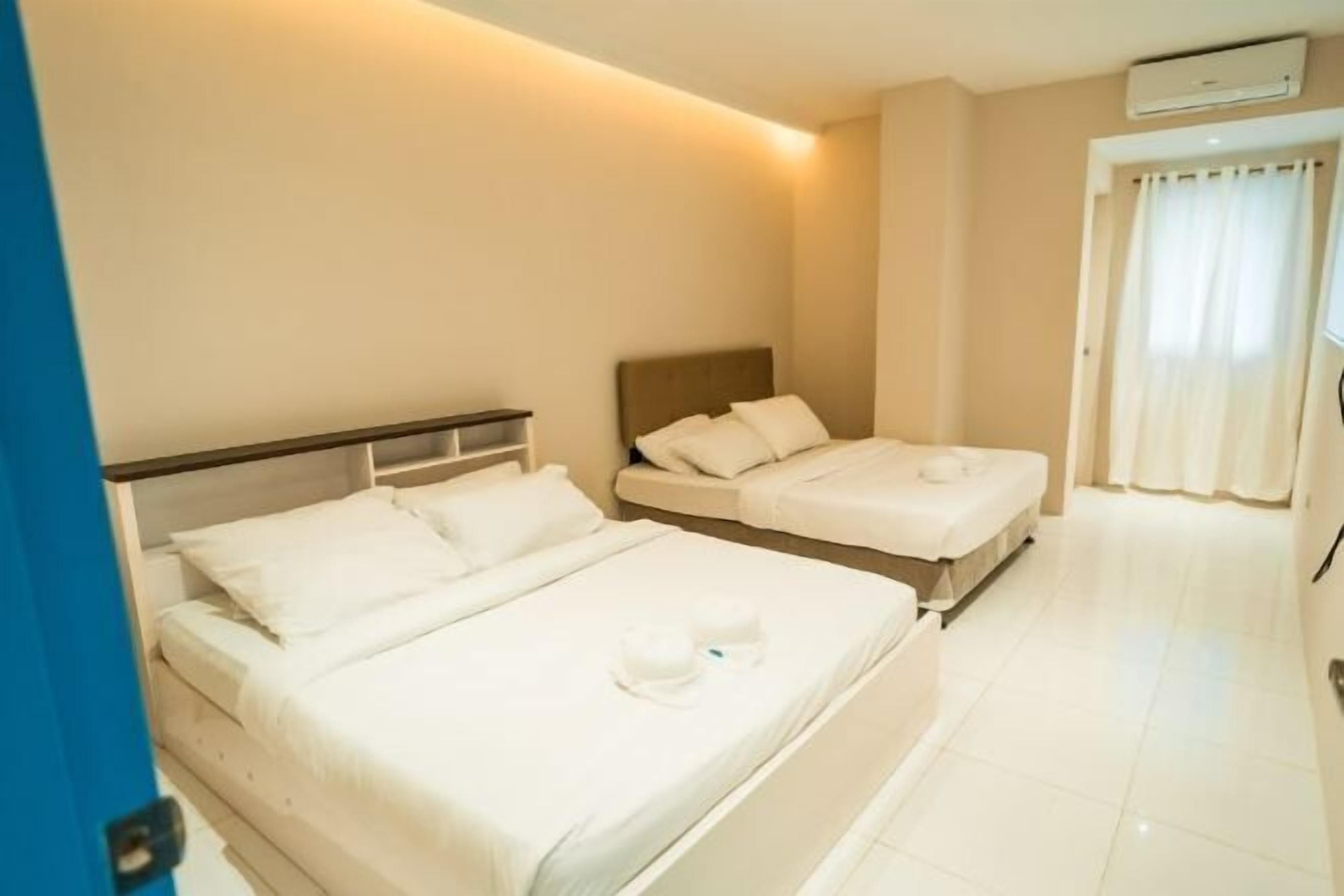 Premium bedding, Select Comfort beds, desk, laptop workspace
