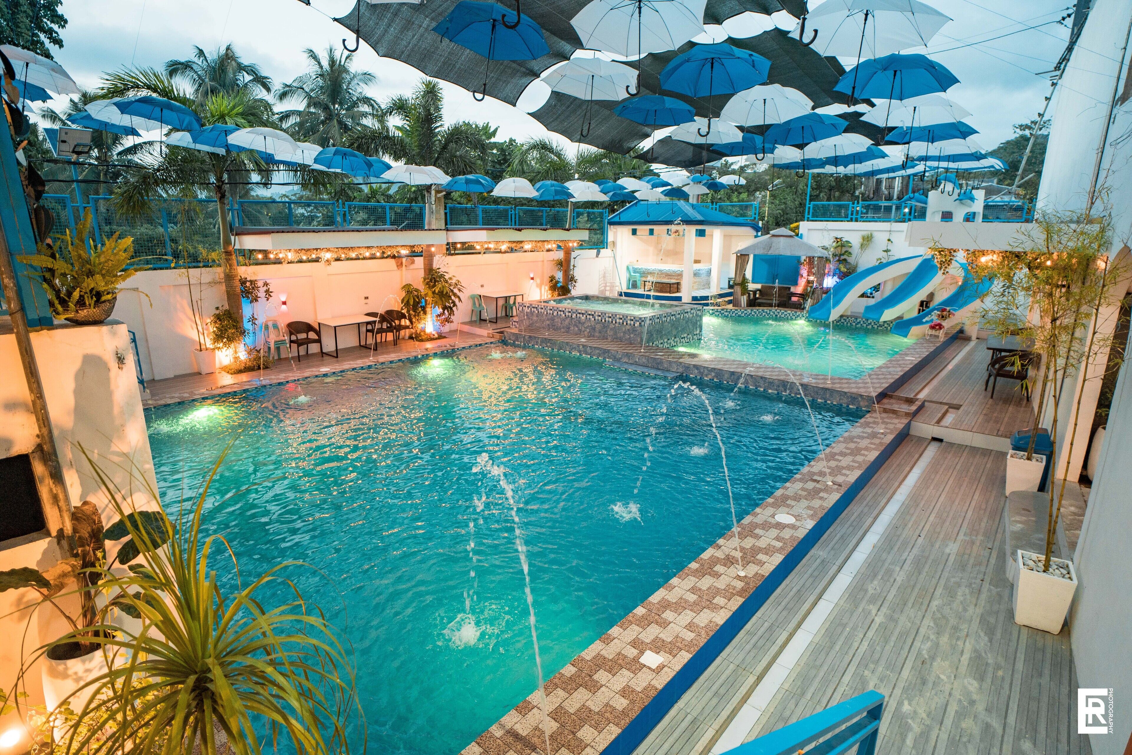 Outdoor pool, pool cabanas (surcharge)