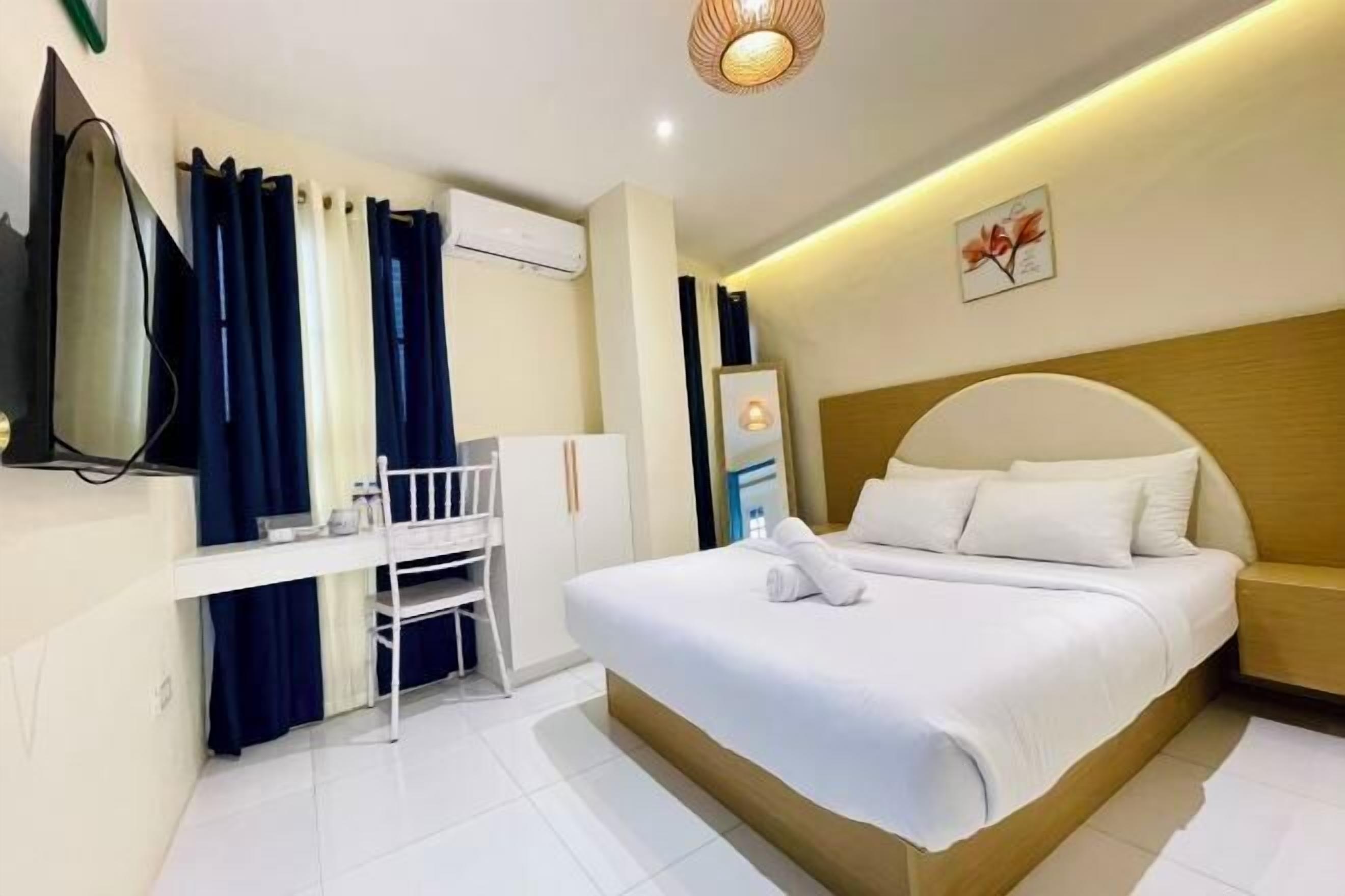 Premium bedding, Select Comfort beds, desk, laptop workspace