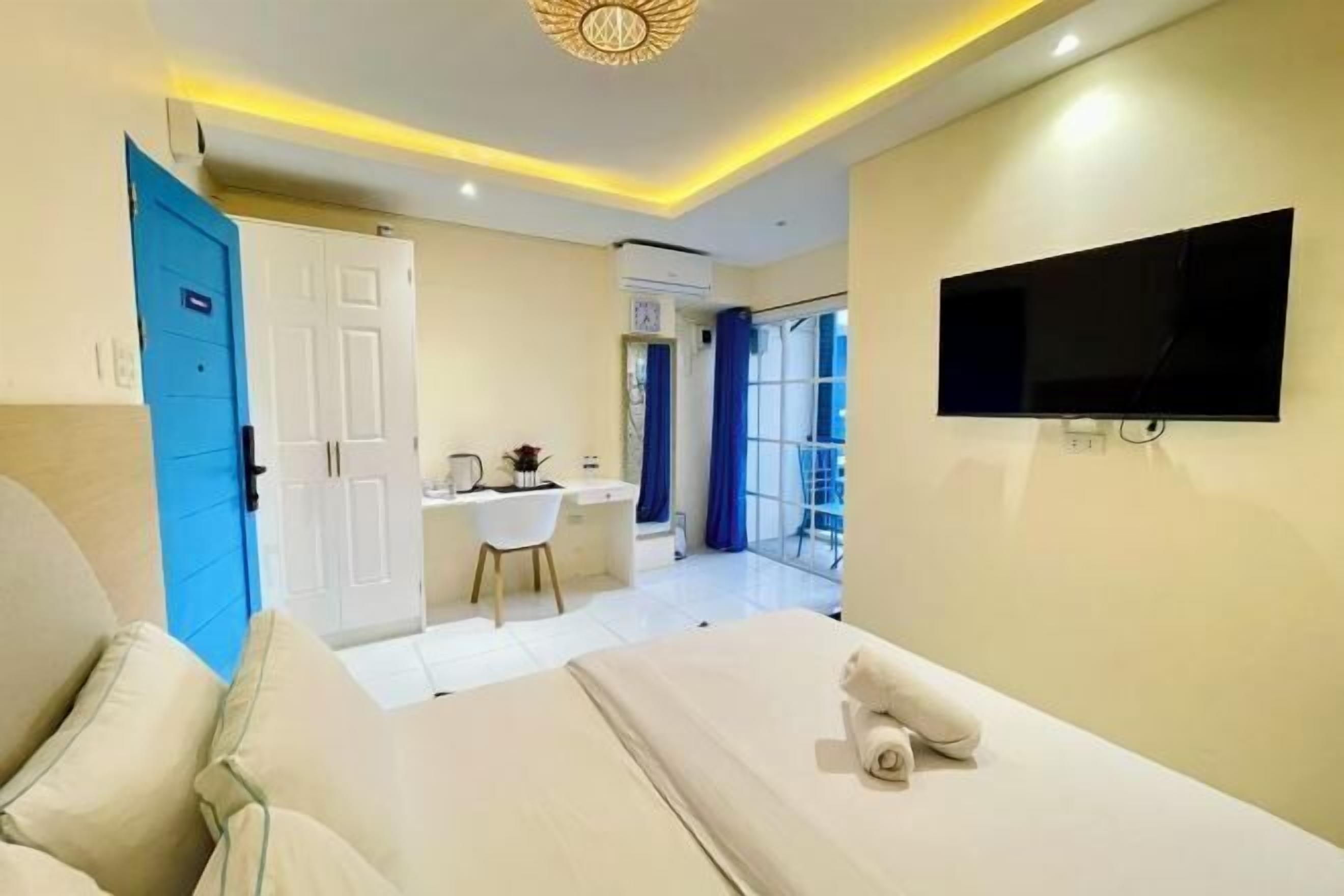 Premium bedding, Select Comfort beds, desk, laptop workspace