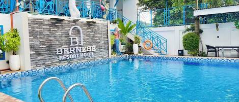 Outdoor pool, pool cabanas (surcharge)