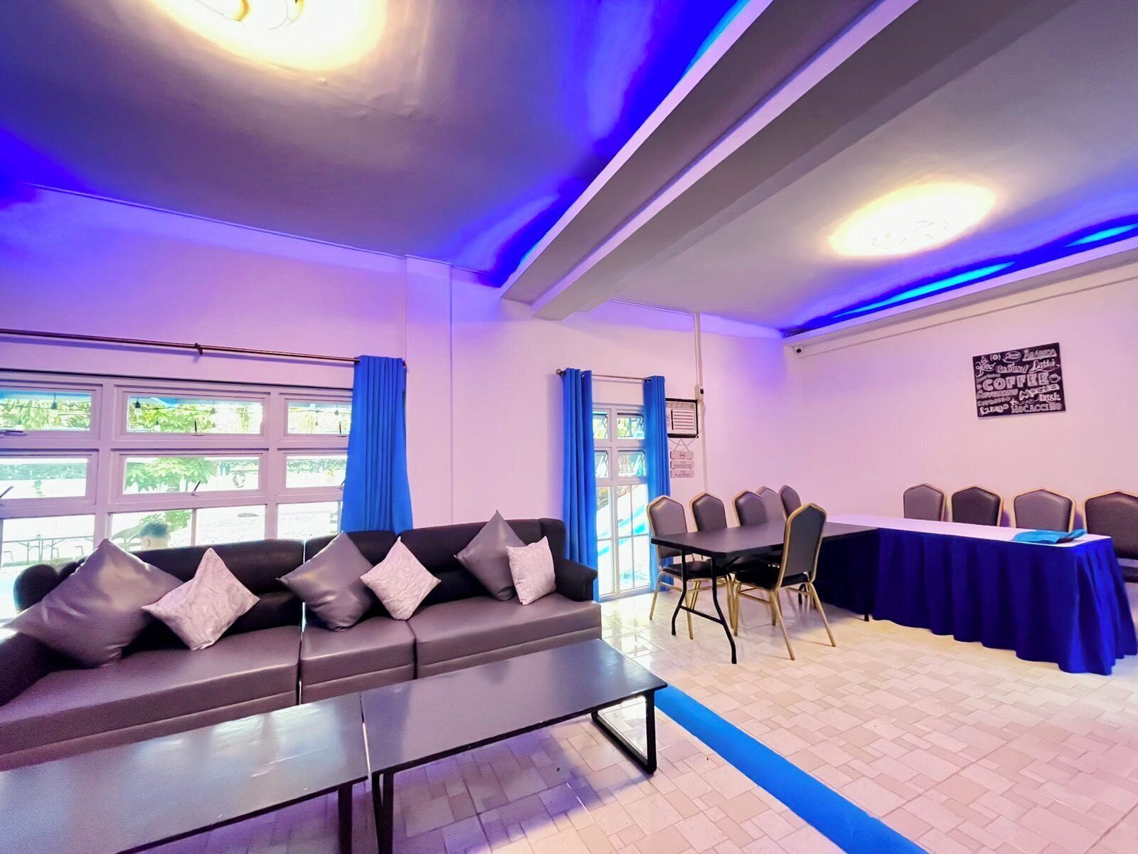 Una sala de conferencias con sofá, sillas y una mesa.