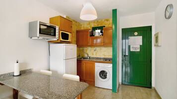 Jääkaappi, mikroaaltouuni, uuni, liesi