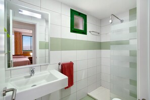 Shower, hair dryer, towels - Vacation Home 'Casa Puerto Rico' with Sea View, Shared Pool, Balcony & Wi-Fi (Mogán)