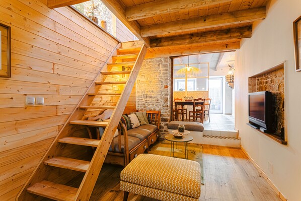 TV - Vacation Home "Gîte La Muscardine Avec Spa" with Private Terrace & Wi-Fi (Nuaillé-d'Aunis)