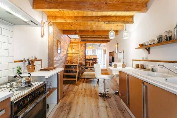 Réfrigérateur, micro-ondes, four, plaque de cuisson