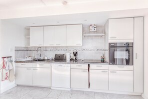 Frigorifero, microonde, forno, piano cottura