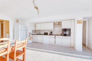 Frigorifero, microonde, forno, piano cottura