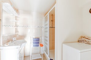 Een douche, een haardroger, handdoeken