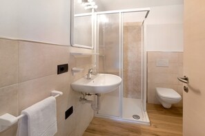 Shower, hair dryer, towels - Apartment 'Al Baitin Trepalle' with Mountain View (Livigno)