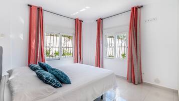 3 bedrooms, iron/ironing board, free WiFi, bed sheets