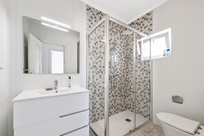 Suihku, hiustenkuivaaja, pyyhkeet