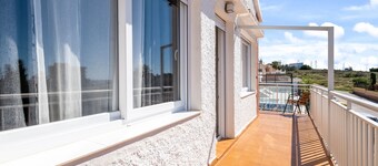 Casa de vacaciones 'Las Calas B Y D' con piscina compartida, terraza privada y Wi-Fi