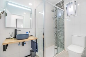 Shower, hair dryer, towels - Apartment 'Las Calas Deluxe B' with Shared Pool, Private Terrace and Wi-Fi (Torrevieja)