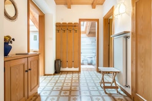 Interior - Apartment 'Cësa Gravina Suaut' with Mountain View, Balcony and Wi-Fi (St.Ulrich)