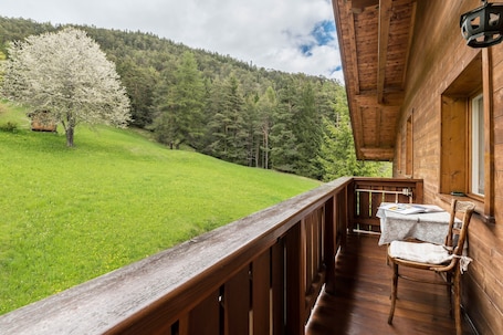 Property grounds. Apartment 'Cësa Gravina Suaut' with Mountain View, Balcony and Wi-Fi