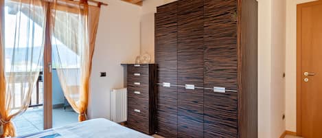 2 bedrooms, iron/ironing board, bed sheets