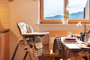 Dining - Apartment "Bergweg" with Mountain View & Private Terrace (Lajen)