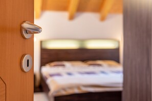 2 bedrooms, iron/ironing board, bed sheets - Apartment "Bergweg" with Mountain View & Private Terrace (Lajen)