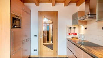 Frigorifero, microonde, piano cottura, lavastoviglie