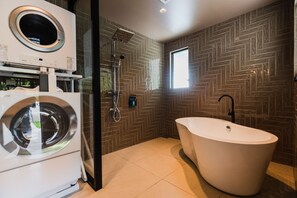 Douche, sèche-cheveux, serviettes fournies, savon