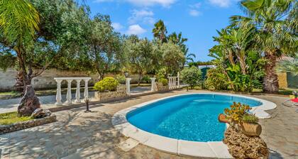 Villa "Angela" mit Bergblick, Privatem Pool und Klimaanlage