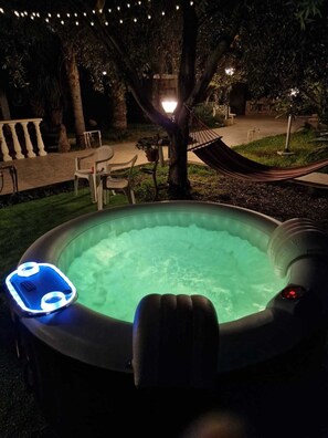 Outdoor spa tub - Villa "Angela" with Mountain View, Private Pool & A/C (Quartu sant'elena)