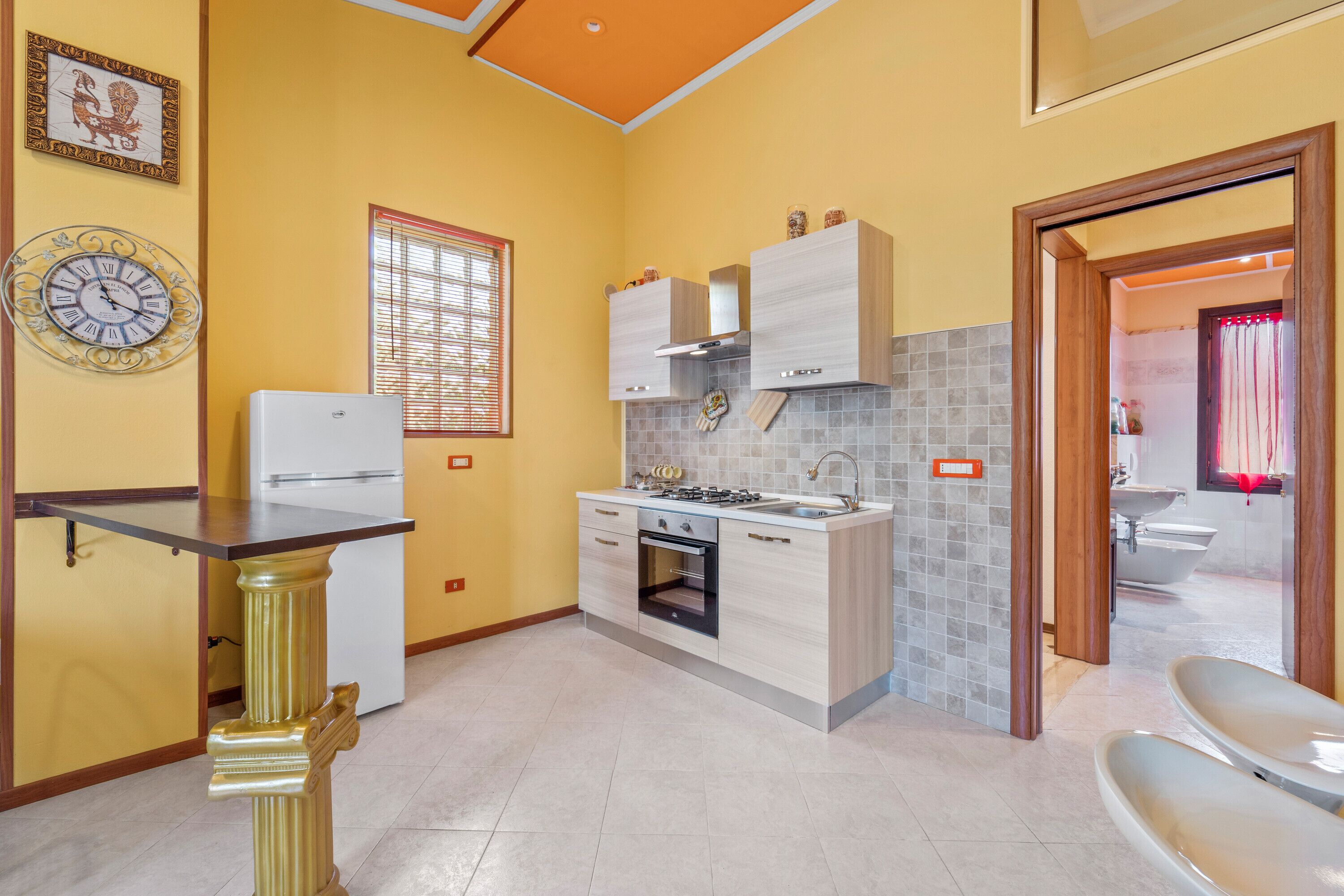 Køleskab, mikrobølgeovn, ovn, kogeplade