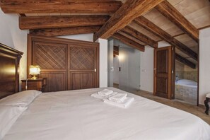 4 bedrooms, iron/ironing board, free WiFi, bed sheets