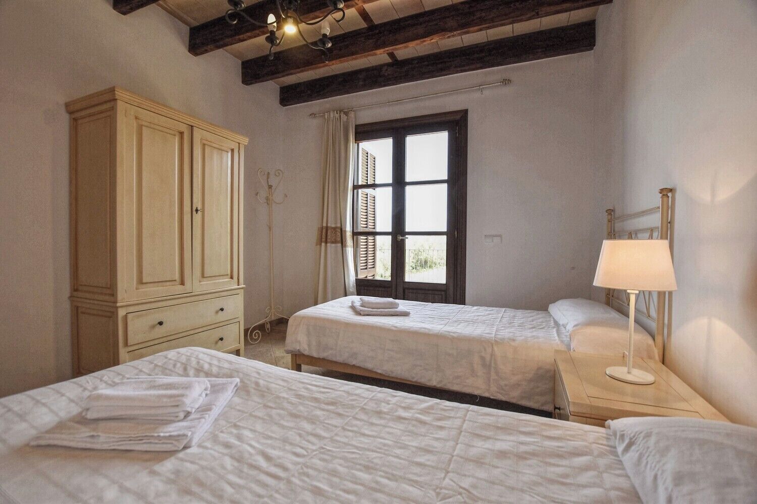 4 bedrooms, iron/ironing board, free WiFi, bed sheets