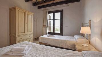 4 slaapkamers, een strijkplank/strijkijzer, gratis wifi, beddengoed