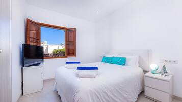 4 bedrooms, iron/ironing board, free WiFi, bed sheets