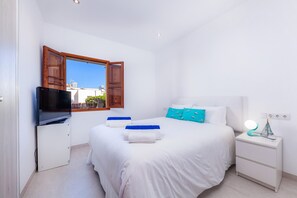 4 bedrooms, iron/ironing board, free WiFi, bed sheets