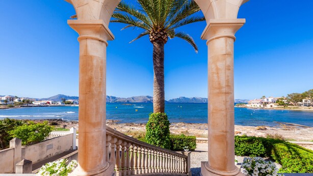 A staircase leading to a balcony with a view of the sea and mountains. - Villa "Cas Siulet" with Sea View, 2 Private Terraces & Wi-Fi (Alcudia)