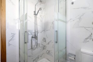 Shower, hair dryer, towels - Villa 'Manuel' with Pool, Garden, Terrace & Wi-Fi (Chiclana de la Frontera)