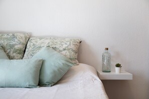 3 slaapkamers, een strijkplank/strijkijzer, gratis wifi, beddengoed