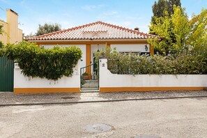 Exterior - Villa 'Little Paradise 25 Min From Lisbon' with Private Pool, Private Terrace and Wi-Fi (Azeitão)